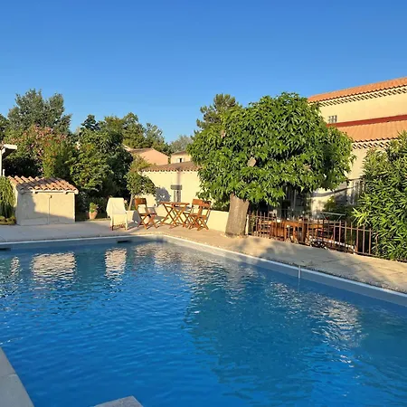 Les Platanes Holiday home *